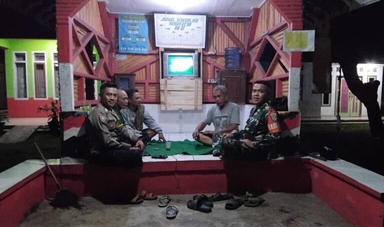 Perkuat Sinergitas, Polsek Cikoneng Polres Ciamis Beri Binluh ke Warga Cantigi Saat Ngeronda