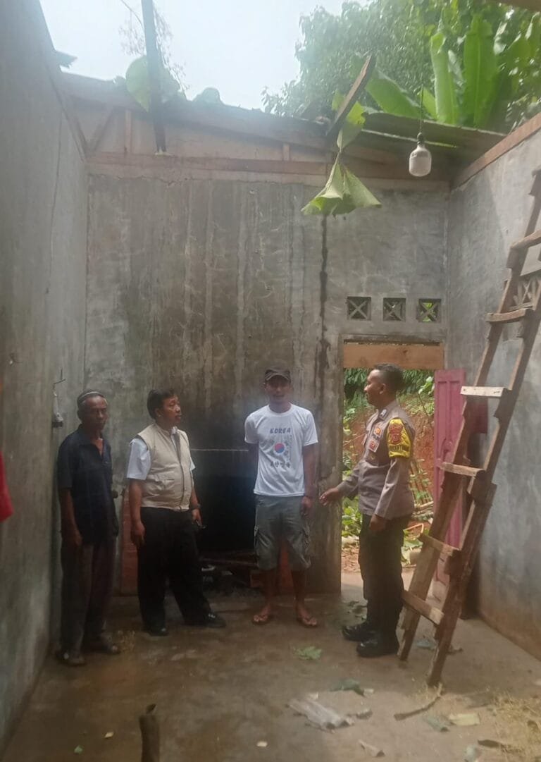 Personel Polsek Sukadana Datangi TKP Pohon Tumbang Menimpa Rumah di Sukadana
