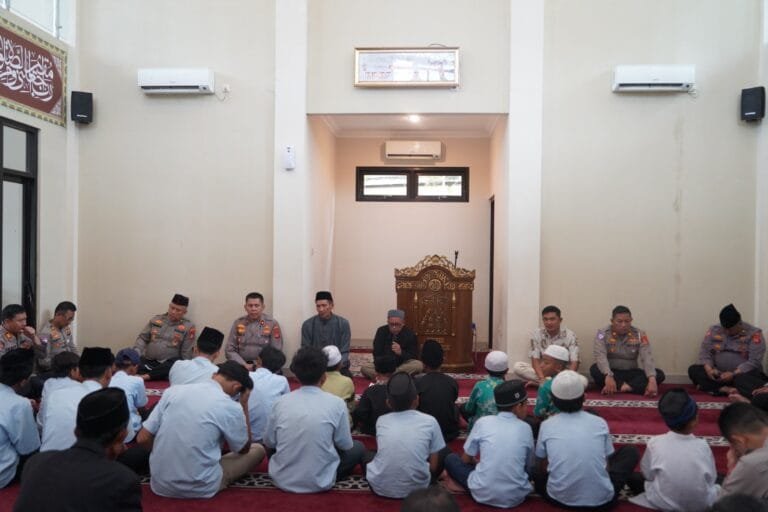 KAPOLRES TASIKMALAYA KOTA BESERTA JAJARAN MELAKSANAKAN PENGAJIAN DAN SANTUNAN KEPADA 100 ANAK YATIM PIATU