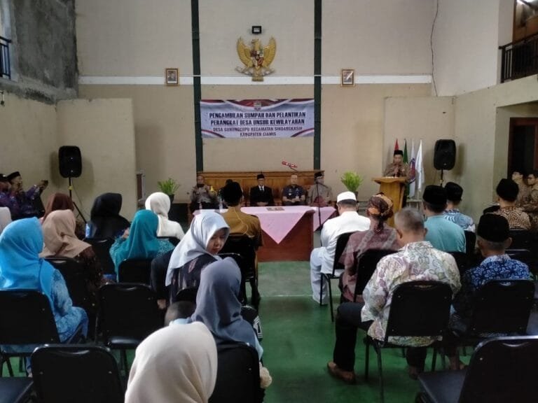 Soliditas Polri dan Pemerintah, Polsek Cikoneng Hadiri Pelantikan Perangkat Desa Gunungcupu