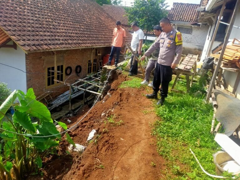 Polsek Cipaku Polres Ciamis Datangi TKP Bencana Tanah Longsor di Wilayah Warungjarak