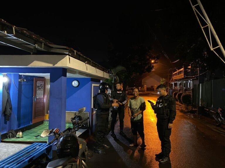Humanis, Pasukan Roda 2 Samapta Polres Ciamis Beri Imbauan Warga di Pos Satpam Kertasari
