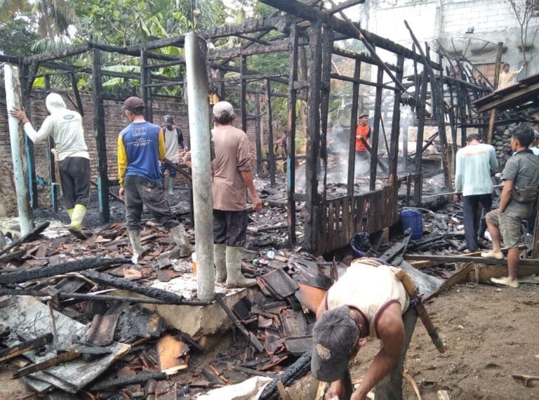 Rumah Riswandi Di Kp Hegarmanah Purbayani Caringin Ludes Terbakar, yang Tersisa hanya puing-puing