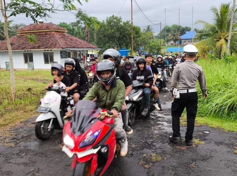 Polsek Ciamis Polres Ciamis Beri Pengamanan Turnamen Sepak Bola Tut Wuri Handayani Cup