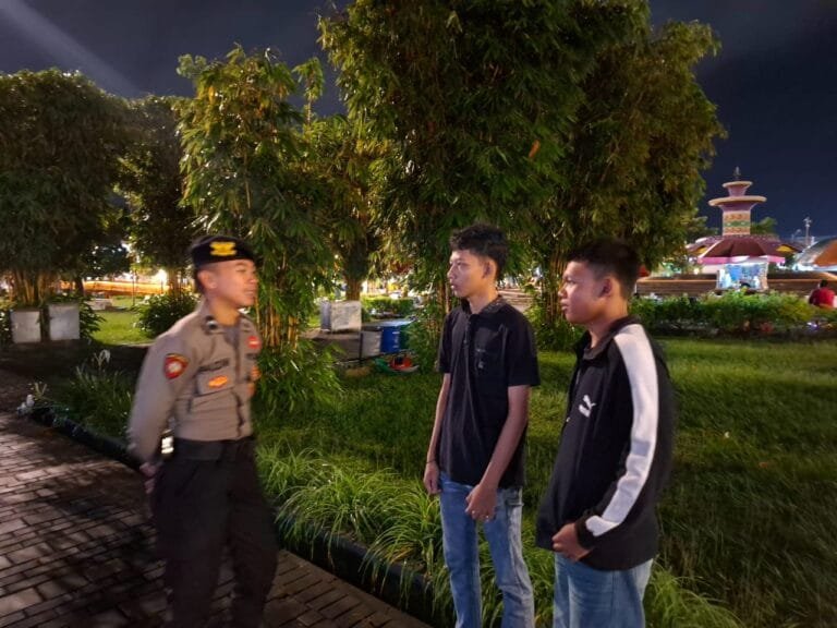 Cipkon Area Publik, Samapta Polres Ciamis Patroli Jalan Kaki di Alun Alun Ciamis