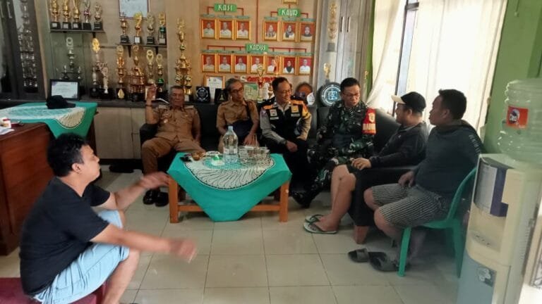 Soliditas Polri-Pemerintah Jaga Kamtibmas, Polsek Cikoneng Cooling System ke Perangkat Desa Sindangkasih