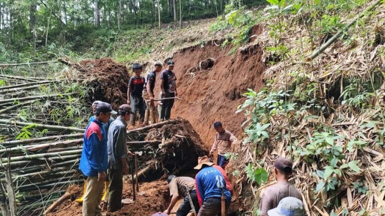 Polsek Kawali Polres Ciamis Datangi TKP Bencana Tanah Longsor di Wilayah Sindangsari