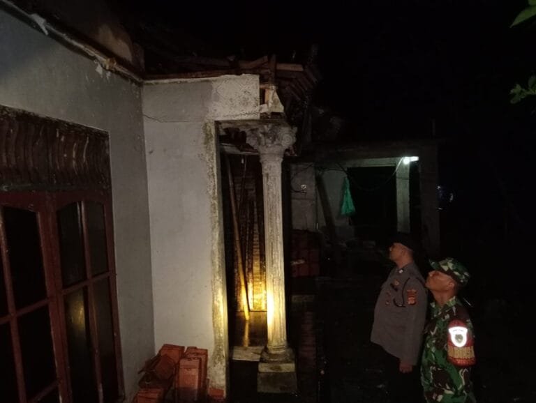 Humanis, Polsek Rancah Polres Ciamis Datangi TKP Atap Rumah Roboh Dihantam Hujan Deras