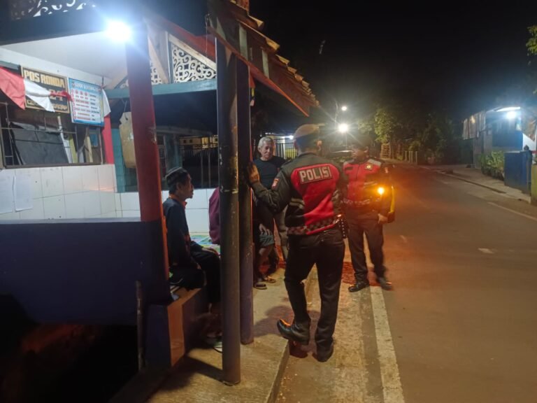 Perkuat Sinergitas, Satuan Samapta Polres Ciamis Beri Binluh ke Warga Saat Ngeronda Malam