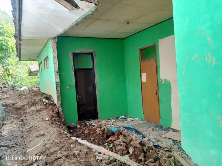 Longsor di Talegong Kab. Garut, Menimbun Kantor KUA, Kerugian Ditaksir 140 Juta
