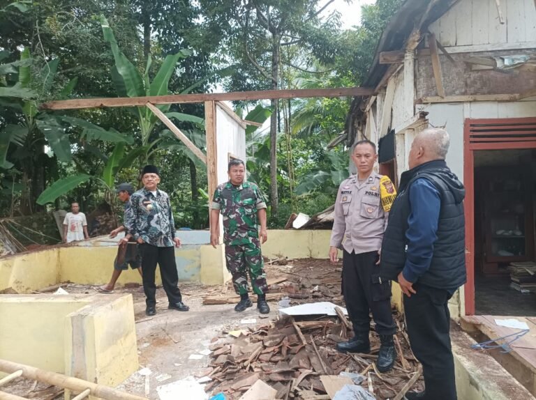 Kesigapan TNI, Polri, dan Aparatur Pemerintah Tangani Rumah Ambruk di Dusun Cikarag, Sadananya