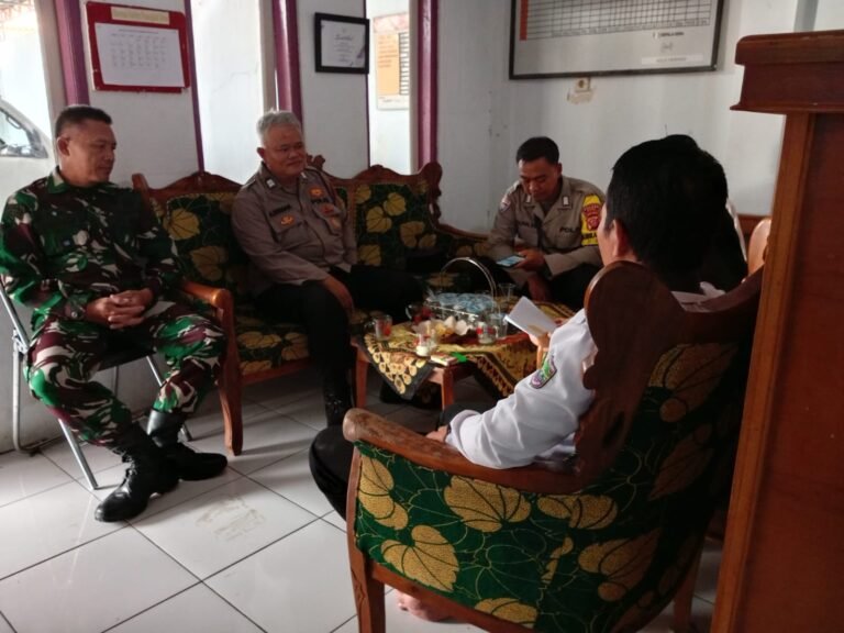 Berikan Rasa Aman Warga, Personel Polsek Kawali Polres Ciamis Koorkom Kamtibmas ke Warga Sukaraharja