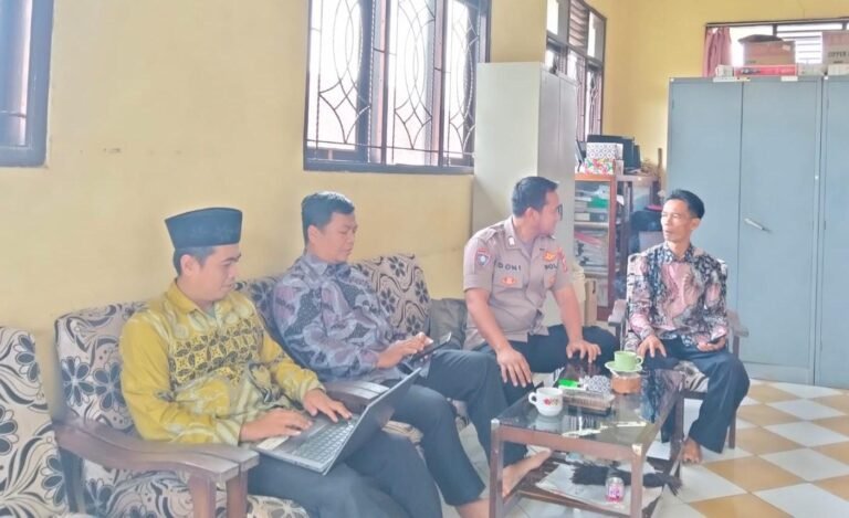 Polsek Panjalu Polres Ciamis Datangi Guru Pengajar MI 1 Ciamis Koorkom Bahaya Bullying