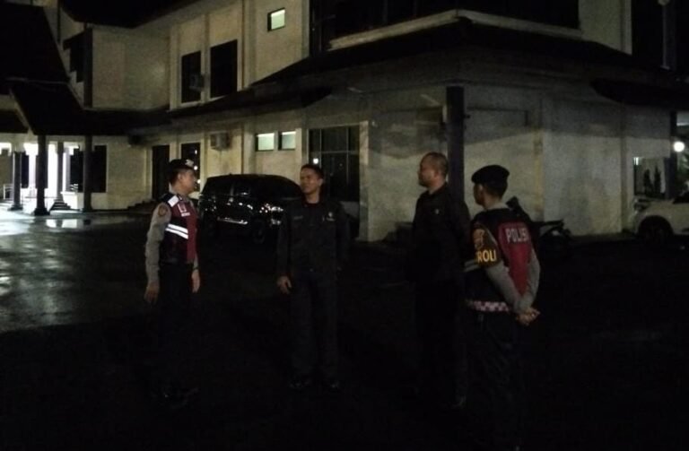 Perkuat Sinergitas, Satuan Samapta Polres Ciamis Beri Binluh ke Warga Pabuaran Saat Ngeronda