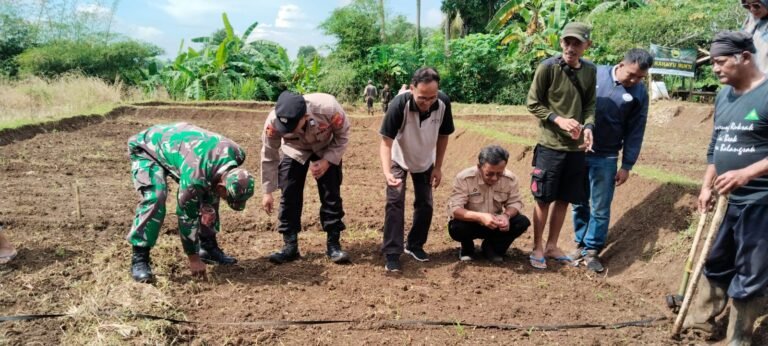 Jaga Keasrian Alam, Polsek Sukadana Ikut Gerakan Jumat Menanam Pohon di Sukamulya