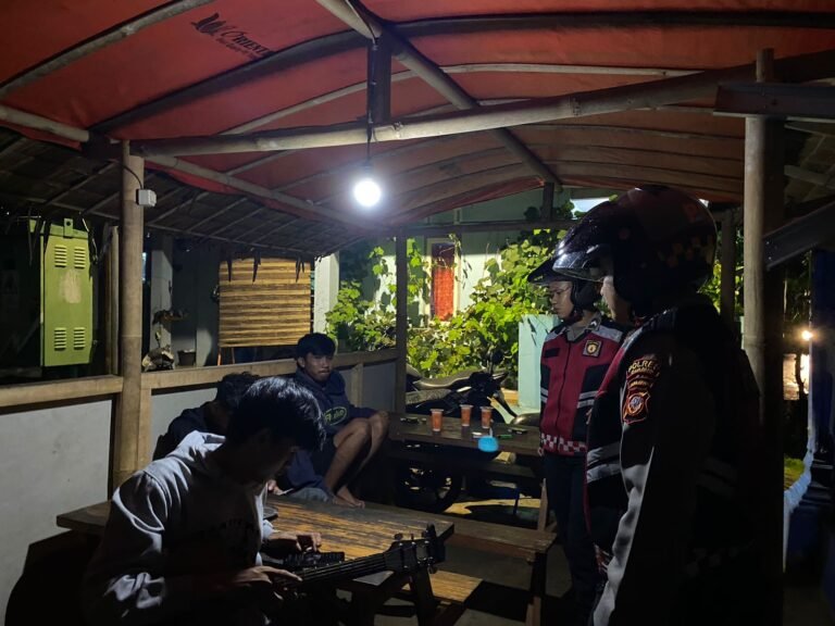 Perkuat Sinergitas, Satuan Samapta Polres Ciamis Beri Binluh ke Warga Pasirangin Kertasari