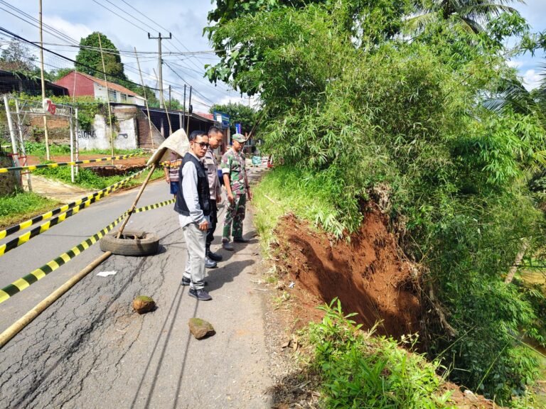 Polsek Rajadesa Polres Ciamis Datangi TKP Bencana Tanah Longsor di Wilayah Jagamulya