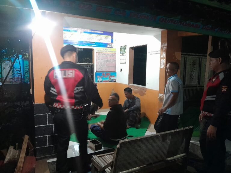 Perkuat Sinergitas, Satuan Samapta Polres Ciamis Beri Binluh ke Warga Panyingkiran Saat Ngeronda