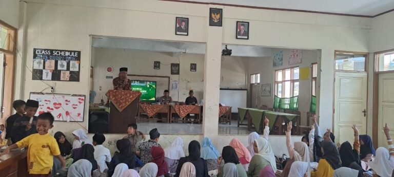 *Polsek Cisaga Polres Ciamis Ikuti Kegiatan Peringatan Isra Mi’raj di SDN 1 Mekarmukti