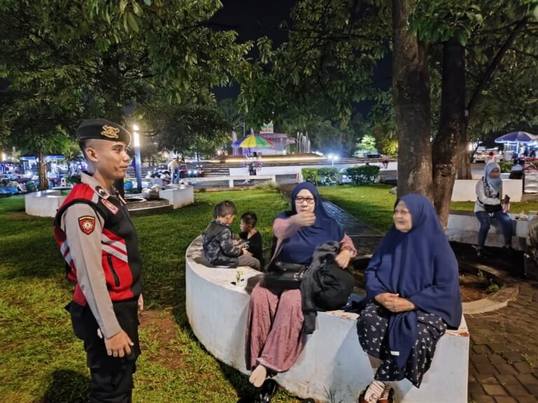 Cipkon Area Publik, Samapta Polres Ciamis Patroli Jalan Kaki di Alun Alun Ciamis