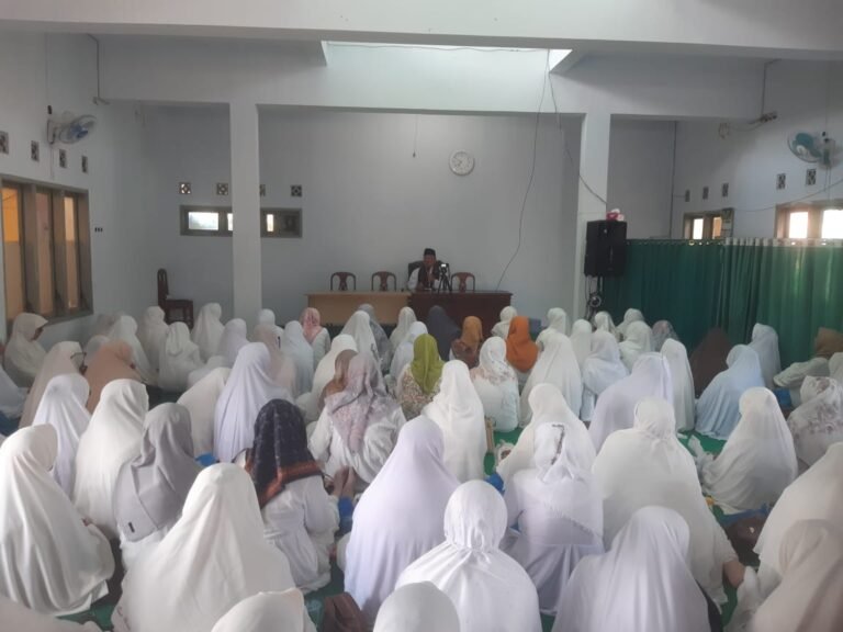 Polsek Cihaurbeuti Polres Ciamis Hadiri Pengajian Rutin Bulanan Kecamatan Cihaurbeuti