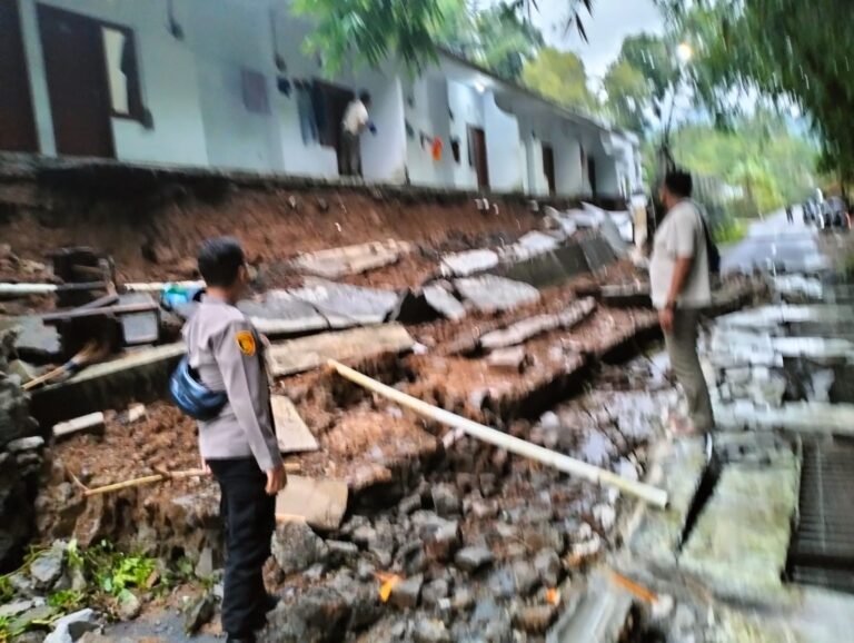Polsek Cihaurbeuti Polres Ciamis Datangi TKP Bencana Benteng Mess Pabrik di Sukahaji Roboh