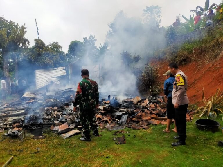 Polsek Cipaku Polres Ciamis Datangi TKP Kebakaran Rumah Semi Permanen di Muktisari