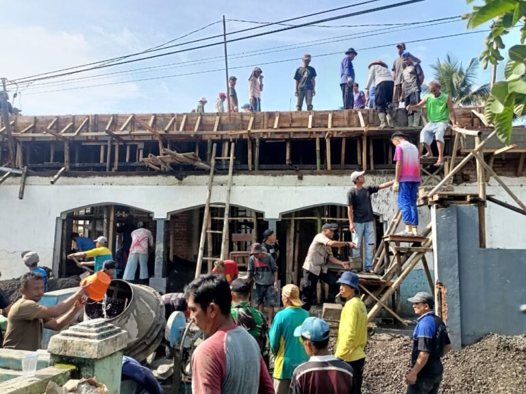 Humanis, Polsek Cikoneng Polres Ciamis Bantu Kegiatan Pembangunan Masjid di Dusun Subang