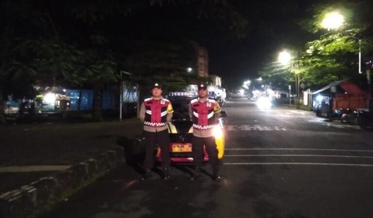 Berikan Rasa Aman, Personel Polsek Kawali Polres Ciamis Patroli Dialogis di Malam Hari