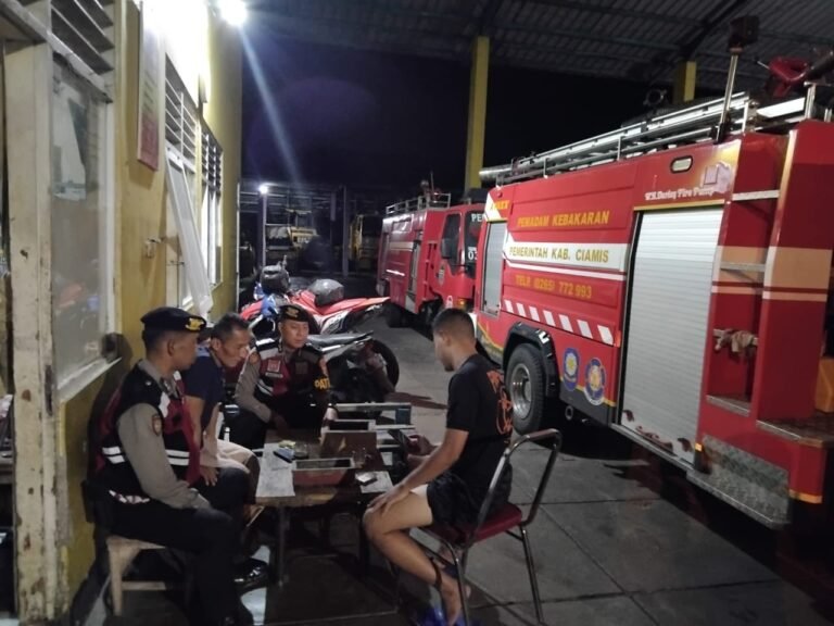 Humanis, Tiga Personel Samapta Polres Ciamis Datang dan Beri Imbauan ke Warga UPTD Damkar