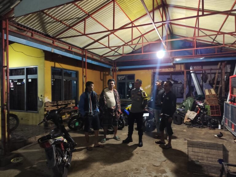 Berikan Rasa Aman, Personel Polsek Kawali Polres Ciamis Patroli Dialogis di Malam Hari