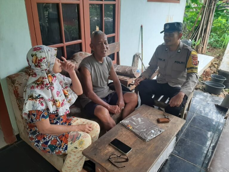 Jalin Silaturahmi, Polsek Sukadana Polres Ciamis Datangi Kediaman Purnawirawan Polri di Kedung