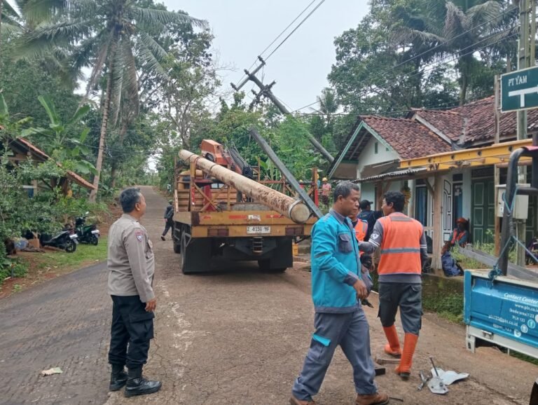 Polsek Sukadana Awasi dan Bantu Evakuasi Pohon Tumbang Menimpa Tiang Listrik