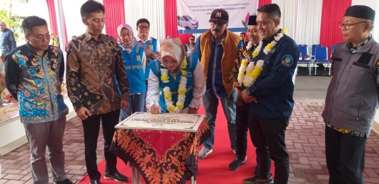 PT PLN Persero Melalui IUD Jawa Barat Realisasikan Program TJSL PLN Kepada SMKN 2 Garut.