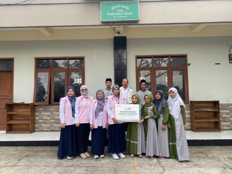 YBM PLN bersama Srikandi PLN UP3 Tasikmalaya Berikan Bantuan kepada Guru Ngaji di Madrasah Mathlabul Ulum Tasikmalaya