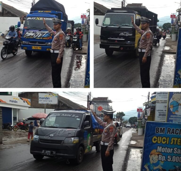 Dengan Sigap Polsek Samarang Bersama Personil, Lakukan Pengaturan Lalu Lintas Sore.