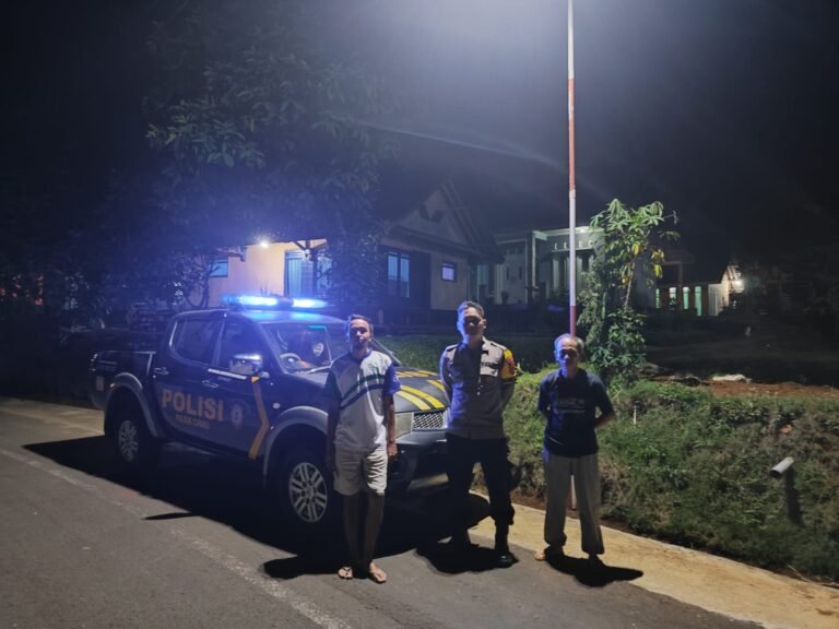 Humanis, Polsek Cipaku Polres Ciamis Patroli Dialogis Beri Kenyamanan Warga Saat Malam Hari