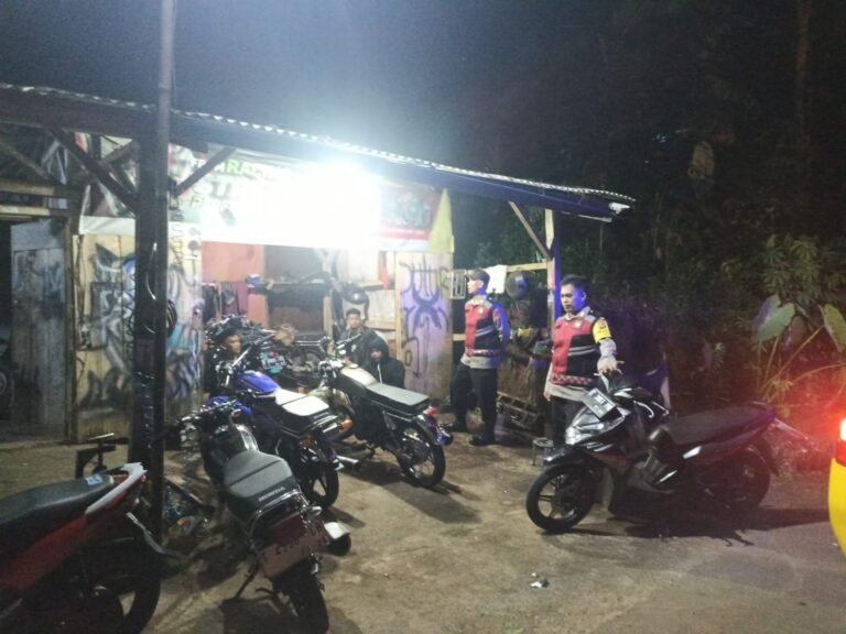 Berikan Rasa Aman, Personel Polsek Kawali Polres Ciamis Patroli Dialogis di Malam Hari