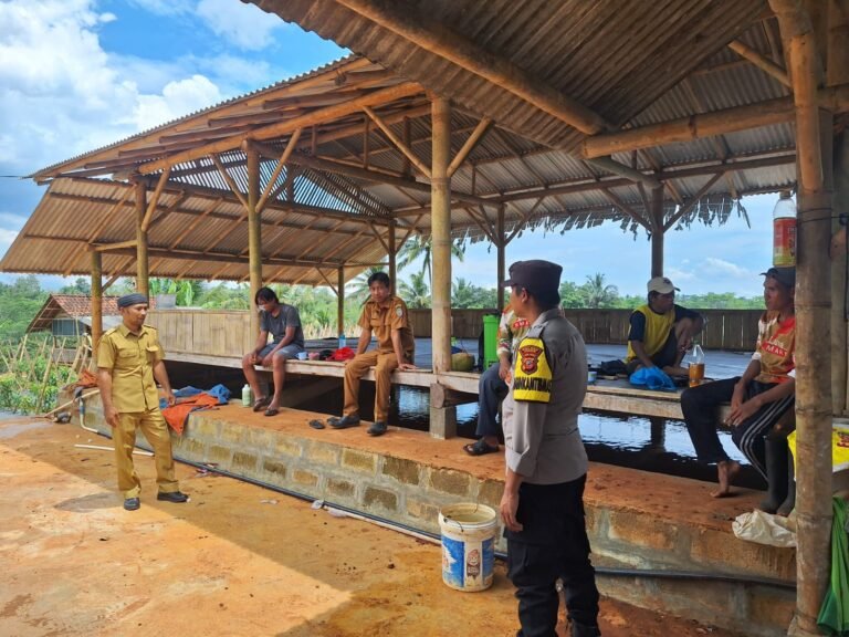 Dukung Asta Cita Presiden RI, Polsek Sukadana Ajak Warga Salakaria Buat Lahan Produktif