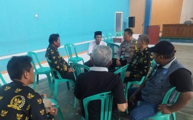 Jaga Harkamtibmas Tetap Kondusif, Polsek Cijeungjing Cooling System ke Warga Desa Pamalayan