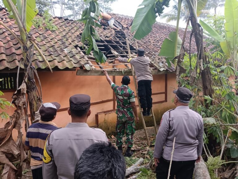 Personel Polsek Kawali Datangi TKP Pohon Tumbang Menimpa Rumah di Sindangsari