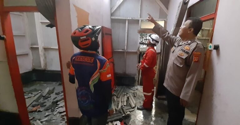 Personel Polsek Banjarsari Datangi TKP Pohon Tumbang Menimpa Rumah di Ratawangi