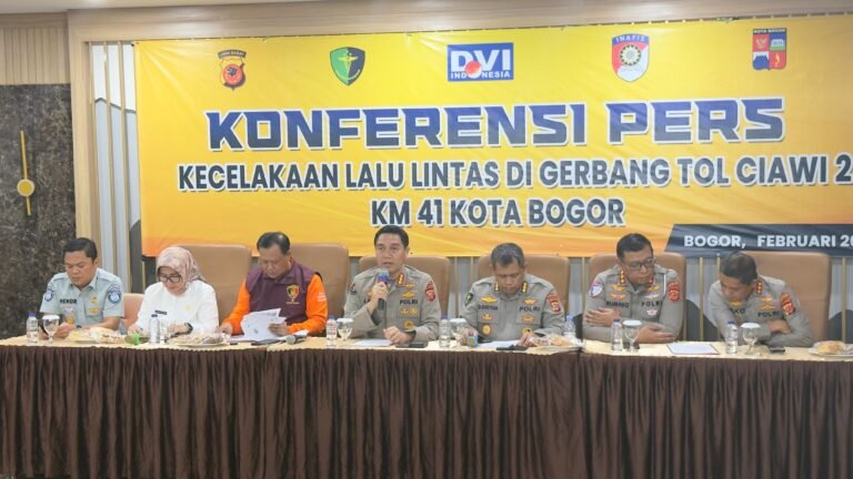Tim DVI Polda Jabar Identifikasi Korban Tewas Kecelakaan Maut GT Ciawi 2