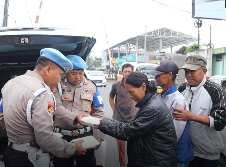 Jumat Berkah Sipropam Polres Garut Lakukan Baksos