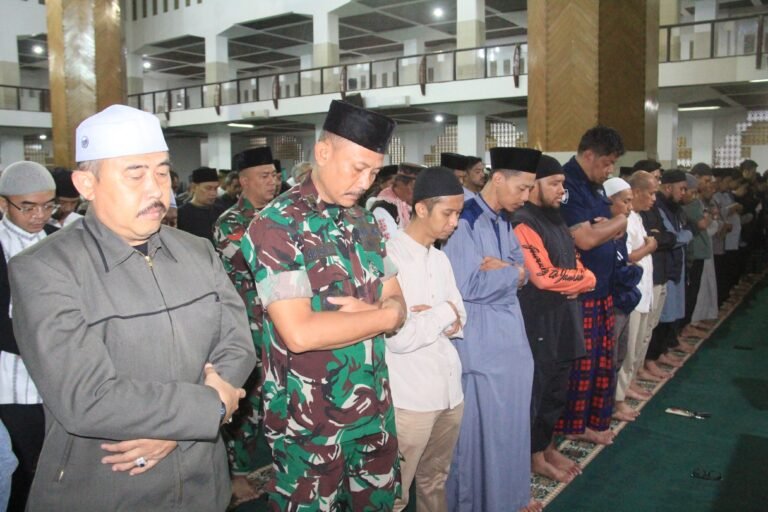 Kasdim 0612/Tasikmalaya Laksanakan Sholat Subuh Berjamaah Akbar di Masjid Agung Kota Tasikmalaya Bersama Forkopimda, Anggota Makodim, dan Club Motor Satmori