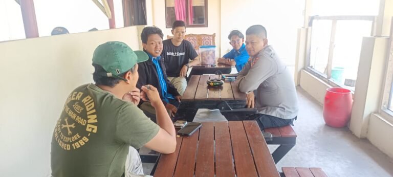 Kapolsek Cihaurbeuti Koorkom Bareng Tomas Desa Pamokolan di Mapolsek