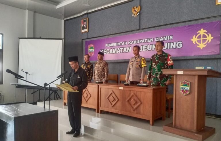 Soliditas Polri dan Pemerintah, Polsek Cijeungjing Hadiri Pelantikan Perangkat Desa Ciharalang