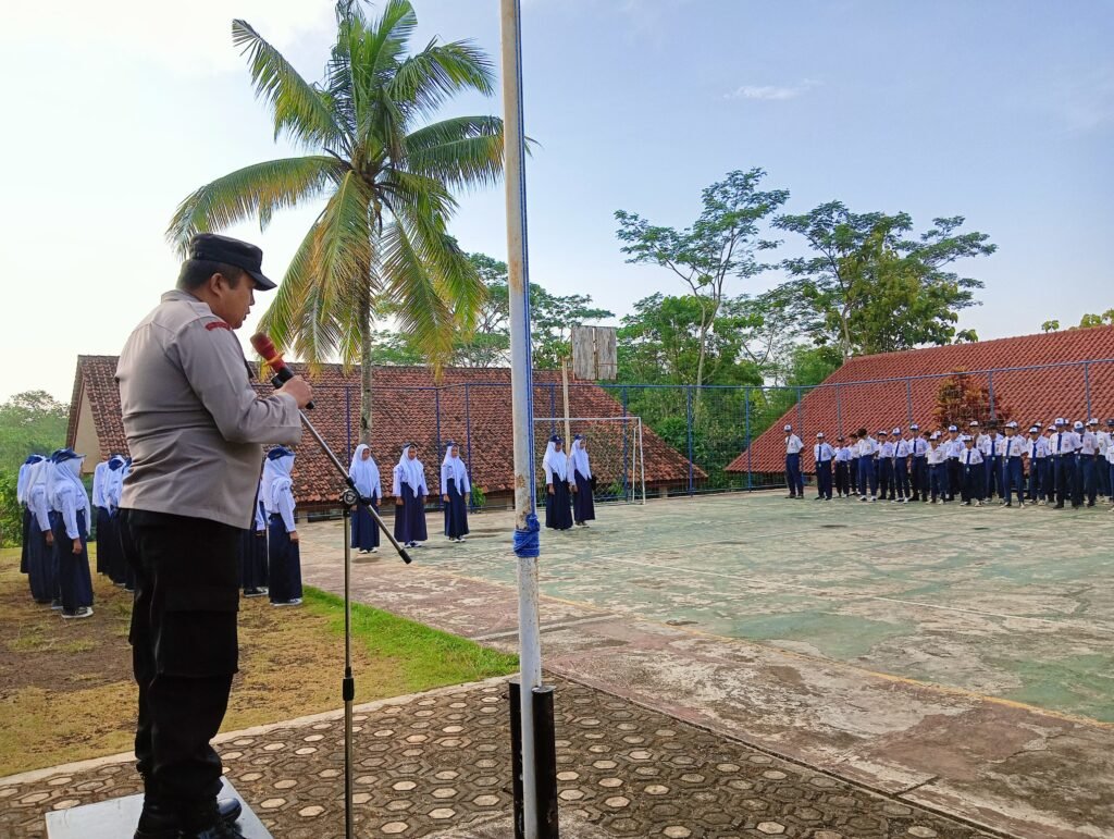 Humanis, Polsek Kawali Polres Ciamis Datang ke SMPN 2 Jatinagara Beri Pembinaan Saat Upacara Bendera
