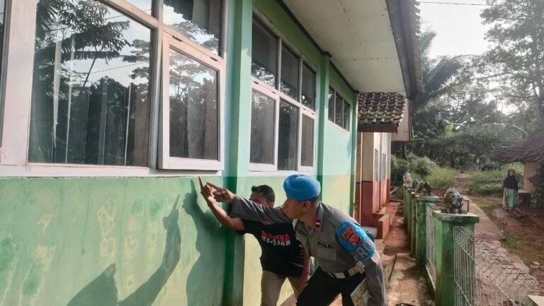 Polsek Sukadana Polres Ciamis Datangi TKP Curat Di Sebuah Sekolah Desa Tigaherang