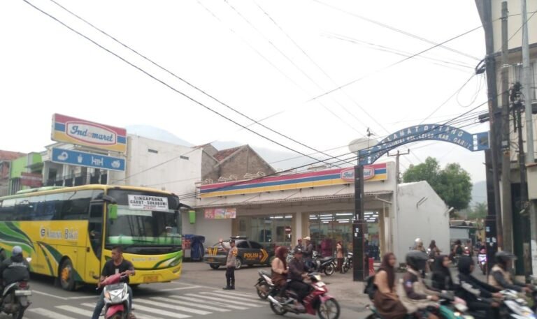 Polsek Leles Polres Garut Laksanakan Gatur Jam Rawan Pagi di Jalan Raya Leles.